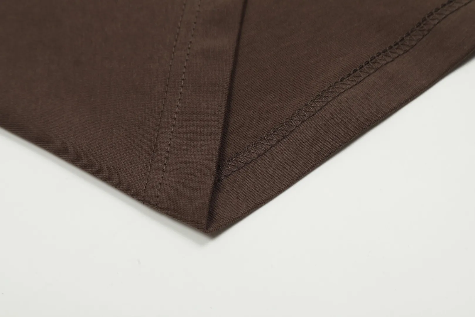 vivienne west wood Queen Mother West Jingdong Maillard color matching small label embroidered short-sleeved color matching high-end niche fashionable must-have matching style 2024 top hot style No need to say more details directly open the full range of correct accessories every detail is completely restored and directly filled up Size: XS-L Color: coffee apricot